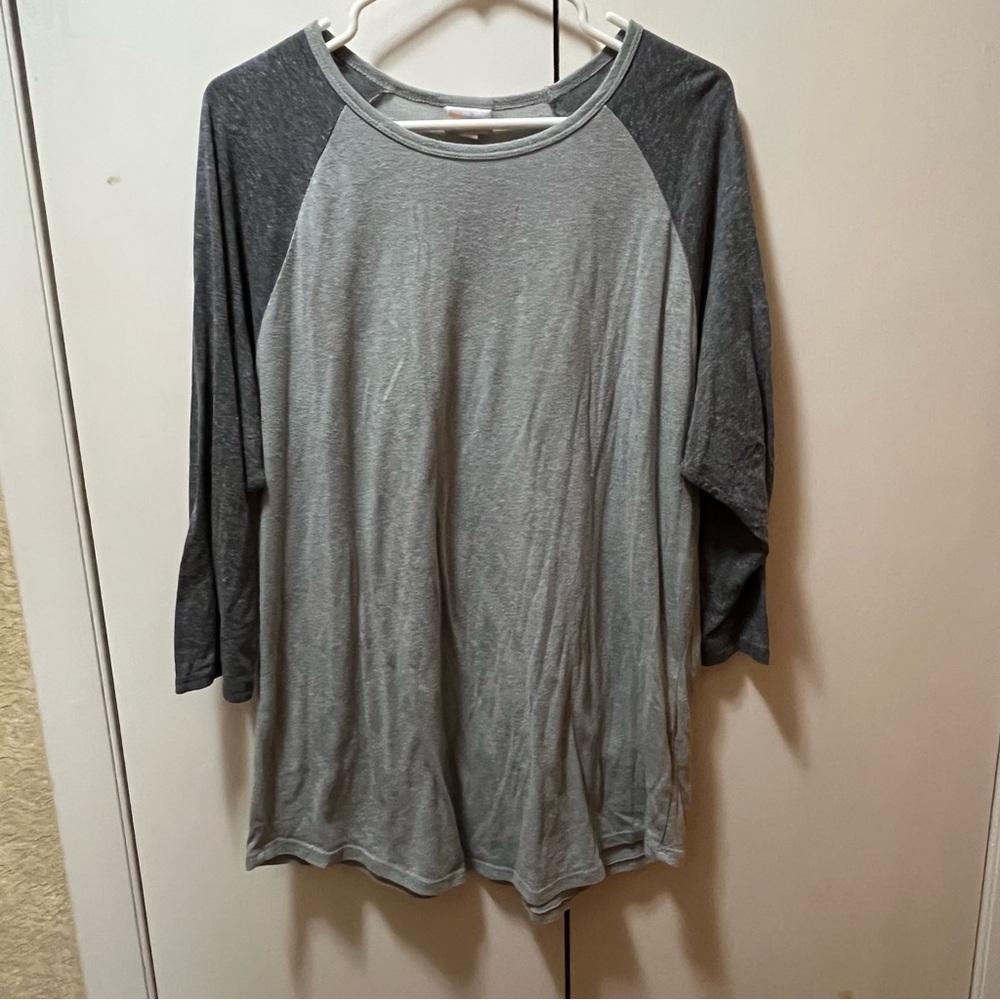 LuLaRoe Gray Raglan 3/4 Sleeve Tee with Faint Purple Flowers
